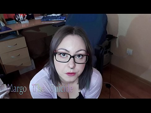 ❤️ Σέξι κορίτσι με γυαλιά πιπιλίζει Dildo βαθιά στην κάμερα ❤❌ Γαμημένο βίντεο